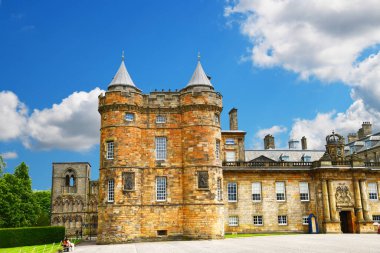 Holyroodhouse 'un ünlü sarayı İskoçya' nın Edinburgh şehrindeki kraliçenin evidir..