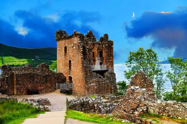 Urquhard Şatosu 'nun balkonunda bir hayalet var..