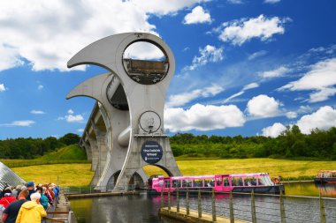 Tamfourhill, Falkirk, İskoçya. İngiltere. 20.07.2024. Farklı ülkelerden gelen bir grup turist, dönüşümlü tekne kaldırma sıralarını bekliyor..
