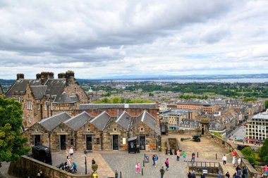 İskoçya. Edinbugh. 22.06.2024. Edinburgh Kalesi 'nin gözlem güvertesindeki farklı ülkelerden gelen turistler. The Royal Castle 'dan Edinburgh' un güzel bir görüntüsü..
