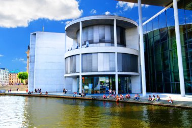 Berlin, Almanya - 31 Temmuz 2024 - Fotoğraf Paul Lbe Evi 'ni gösteriyor. Berlin 'in hükümet bölgesinde Alman Bundestag' ının işlevsel bir binasıdır..