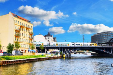 Berlin, Almanya - 31 Temmuz 2024 - Fotoğraf Berlin Bahnhof Friedrichstrae 'ye giden bir demiryolu köprüsü ile Spree Nehri' ni gösteriyor.