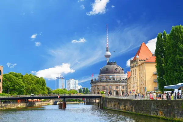 Berlin, Almanya - 31 Temmuz 2024 - Fotoğraf Berlin 'deki Müze Adası' na ve UNESCO 'nun dünya kültür mirasına ait bir Bode Müzesini gösteriyor.