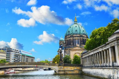 Berlin, Almanya - 31 Temmuz 2024 - Zevk teknesindeki fotoğraf Berlin Katedrali 'ni gösteriyor. Müze Adası' ndaki Lustgarten, Berlin Mitte bölgesinde bir Protestan kilisesi..