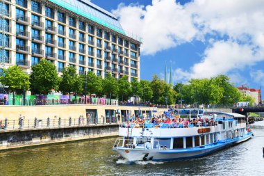 Berlin, Almanya - 31 Temmuz 2024 - Fotoğraf Spree Nehri 'nde bir zevk teknesi gösteriyor.
