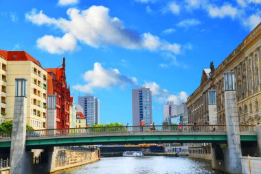 Berlin, Almanya - 31 Temmuz 2024 - Fotoğraf Berlin 'in Mitte bölgesindeki Spree üzerindeki belediye köprüsünün Schloplatz' ı Rathausstrae 'ye bağladığını gösteriyor..