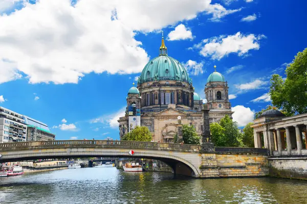 Berlin, Almanya - 31 Temmuz 2024 - Zevk teknesindeki fotoğraf Berlin Katedrali 'ni gösteriyor. Müze Adası' ndaki Lustgarten, Berlin Mitte bölgesinde bir Protestan kilisesi..