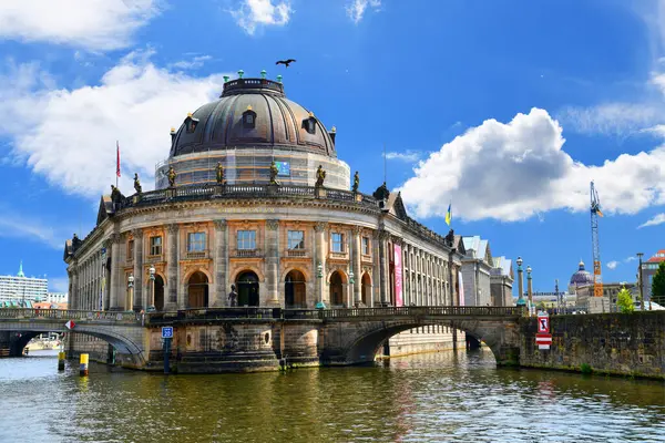 Berlin, Almanya - 31 Temmuz 2024 - Fotoğraf, Müze Adası 'na ait bir Bode Müzesini gösteriyor.