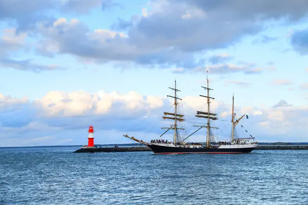 Warnemnde, Almanya - 9 Ağustos 2024 - Fotoğraf, Mecklenburg-Vorpommern 'deki en büyük yıllık deniz festivalini gösteriyor: Hanse Sail Rostock.