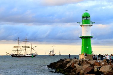 Warnemnde, Almanya - 9 Ağustos 2024 - Fotoğraf, Mecklenburg-Vorpommern 'deki en büyük yıllık deniz festivalini gösteriyor: Hanse Sail Rostock.