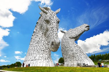 Kelpie 'ler, İskoç Falkirk ve Grangemouth kasabaları arasındaki devasa çelik at kafalarıdır. Her kafa 30 metre yüksekliğinde..