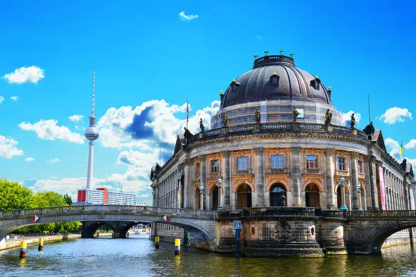 Berlin, Almanya - 31 Temmuz 2024 - Fotoğraf, Müze Adası 'na ait bir Bode Müzesini gösteriyor.
