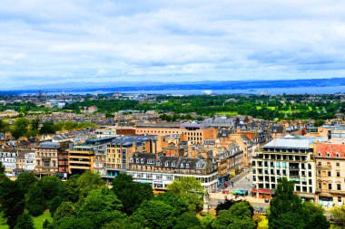 Edinburgh, İskoçya - 22 Haziran 2024 - Fotoğraf Edinburgh Kalesi 'nden bir Edinburgh manzarası gösteriyor.