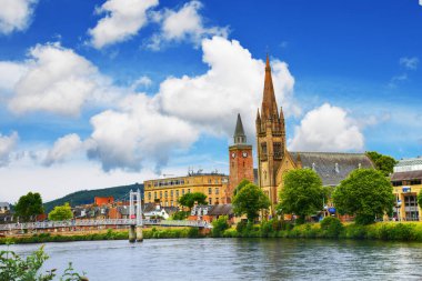 Inverness, İngiltere - 21 Haziran 2024 - Fotoğraf Invernes.İskoçya 'nın Highlands şehrinde yer alan bir şehri gösteriyor. İskoçya 'nın başkenti olarak kabul edilen İskoçya Konseyi' nin yönetim merkeziydi..