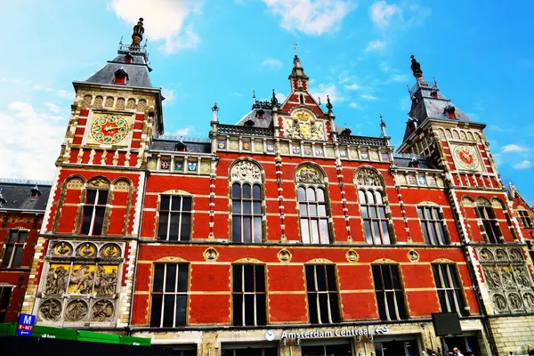 Amsterdam, Hollanda - 19 Haziran 2024 - Fotoğraf Amsterdam Merkez İstasyonu 'nu gösteriyor. Amsterdam, Kuzey Hollanda ve Hollanda 'daki en büyük tren istasyonudur. Büyük bir uluslararası demiryolu merkezi, günde 192,000 yolcu tarafından kullanılıyor..