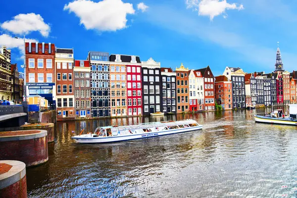 Amsterdam, Hollanda - 19 Haziran 2024 - Fotoğraf: Prins Hendrikkade. Amsterdam 'ın merkezinde büyük bir caddedir. Amsterdam Merkez İstasyonu 'ndan geçiyor..