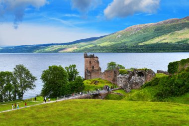 Inverness, İskoçya - 21 Haziran 2024 - Fotoğraf Urquhart Kalesi 'ni gösteriyor. İskoçya 'nın dağlık kesimlerinde Loch Ness' in yanında yer alan harabe bir şato..