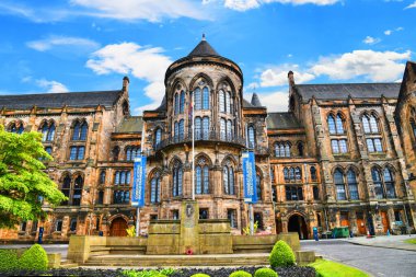 Glasgow Üniversitesi. Burası bir devlet araştırma üniversitesi. Üniversite 1451 yılında kuruldu. İngilizce konuşulan dünyanın en eski dördüncü üniversitesidir..