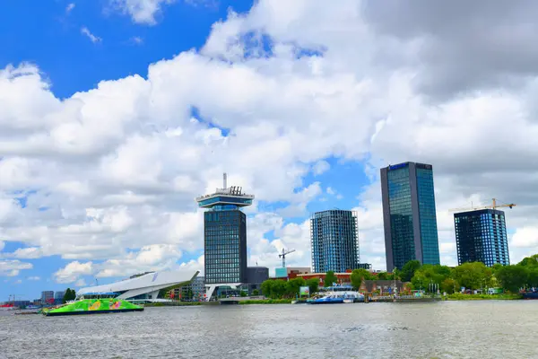 Göz Filmleri Müzesi manzarası, gözlem güvertesinde salıncak olan bir baraj kulesi..