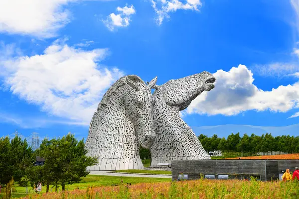 Kelpie 'ler, İskoç Falkirk ve Grangemouth kasabaları arasındaki devasa çelik at kafalarıdır. Her kafa 30 metre yüksekliğinde..