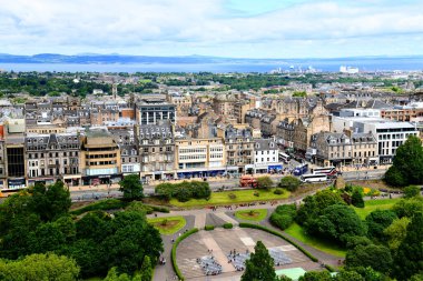Edinburg, İskoçya - 22 Haziran 2024 - Fotoğraf Edinburgh Kalesi 'nden Edinburgh manzarasını gösteriyor.