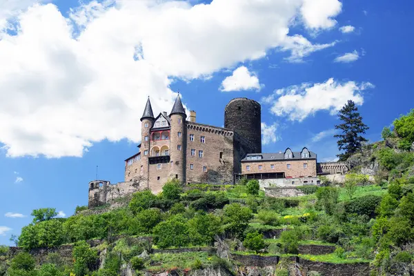 Katz Kalesi, Saint Goarshausen, Rhineland-Palatinate 'de bir Ren spor kalesidir. Katz Şatosu 2002 yılından beri UNESCO 'nun Orta Ren Vadisi' ndeki Dünya Mirası 'nın bir parçasıdır..