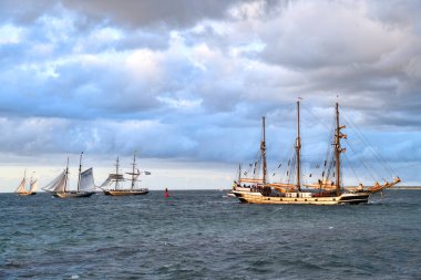 Warnemuende, Almanya - 9 Ağustos 2024 - Fotoğraf: The Hanse Sail in Rostock. Mecklenburg (Almanya) 'daki en büyük deniz festivali ve Avrupa' daki en büyük festivallerden biridir..