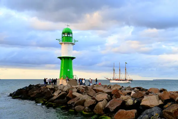 Warnemuende, Almanya - 9 Ağustos 2024 - Fotoğraf: The Hanse Sail in Rostock. Mecklenburg (Almanya) 'daki en büyük deniz festivali ve Avrupa' daki en büyük festivallerden biridir..