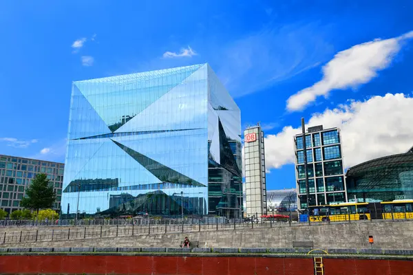 Berlin, Almanya - 31 Temmuz 2024 - Fotoğraf, Berlin 'in merkezi istasyonunun güney tarafını gösteriyor..