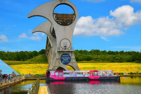Falkirk, İskoçya - 20 Haziran 2024 - Fotoğraf Falkirk Çarkı 'nı gösteriyor. İskoçya 'nın orta kesimindeki Tamfourhill, Falkirk' te, Forth ve Clyde Kanalı 'nı Union Kanalı' na bağlayan dönen bir tekne asansörü..