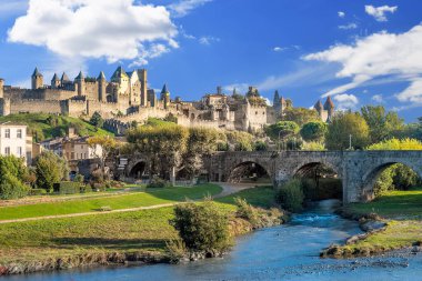  Carcassonne, Aude departmanında aynı isimde bir ortaçağ topluluğu. Fransa 'nın ve dünyanın en ünlü kalelerinden biridir..