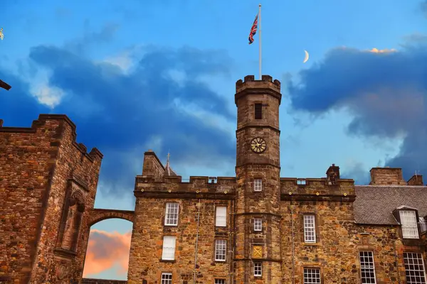 Edinburgh Kalesi, Edinburgh 'da tarihi bir kaledir. İskoçya 'nın en popüler turistik merkezi.. 