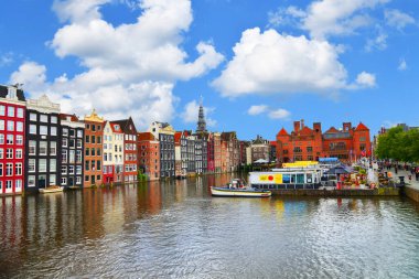 Amsterdam şehrinin ve evlerinin güzel görüntüsü..