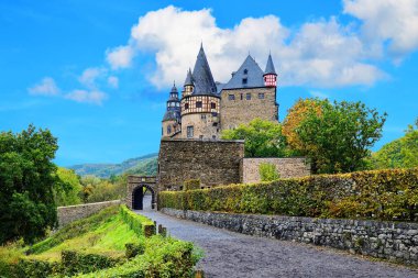 Buerresheim Şatosu, Almanya 'nın Rheinland-Pfalz eyaletinde yer alan bir ortaçağ kalesidir. Şimdi bir müze. Buerresheim Şatosu sık sık film mekanı olarak kullanılıyor.. 