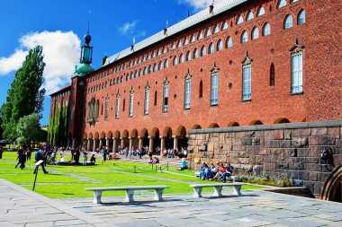 Stockholm, İsveç - 15 Ağustos 2017 - Fotoğraf Stockholm Belediye Binası 'nı gösteriyor. İsveç 'te Stockholm Belediye Meclisi binası. Kungsholmen adasının doğu ucunda, sıtma gölünün kıyısında yer alır..