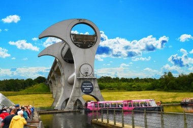 Falkirk, İskoçya. İngiltere. 20.07.2024. Falkirk Tekerleği, İskoçya 'nın merkezindeki Tamfourhill, Falkirk' te dönen bir tekne asansörüdür..