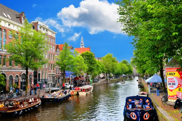 Amsterdam, Hollanda - 19 Haziran 2014 - Fotoğraf Amsterdam şehri, kanalı ve evlerinin güzel görüntülerini gösteriyor.