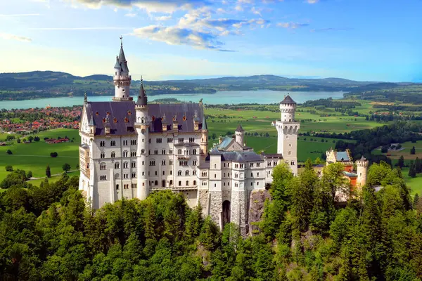 Neuschwanstein muhtemelen Almanya 'nın en ünlü kalesidir. Neuschwanstein Şatosu, Almanya 'nın güneyinde Alplerin eteklerinde engebeli bir tepenin üzerinde 19. yüzyıldan kalma tarihçi bir saraydır..