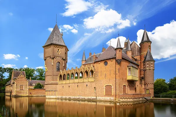 Heeswijk Şatosu, Hollanda 'nın Kuzey Brabant eyaletinde yer alan Bernheze belediyesine bağlı Heeswijk yakınlarında 11. yüzyıldan kalma bir su kalesidir..