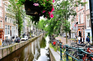 Amsterdam şehrinin ve evlerinin güzel görüntüsü..