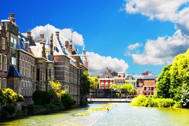  Lahey 'de. Hollanda 'da. Binnenhof, etrafa bak. Binnenhof, yapay bir göletin kıyısında - Hofvijver, ya da 