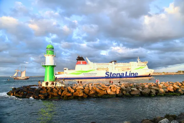 Warnemuende, Almanya - 10 Ağustos 2024 - Fotoğraf Rostock limanına gelen bir feribot gösteriyor.