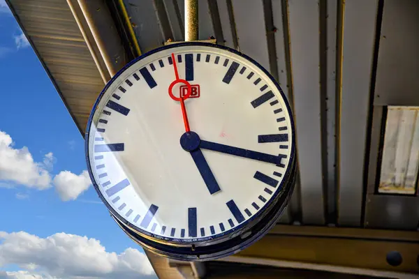 Demiryolu platformunda büyük bir saat..