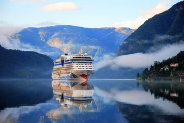 Ulwik. Norveç 'teki Ulwik fiyorduna demir atmış bir yolcu gemisi. Fiyort ve dağlarla inanılmaz doğa manzarası. Güzel yansıma.