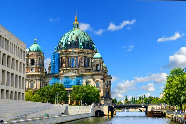 Berlin, Almanya - 31 Temmuz 2024 - Zevk teknesindeki fotoğraf Berlin Katedrali 'ni gösteriyor. Müze Adası' ndaki Lustgarten, Berlin Mitte bölgesinde bir Protestan kilisesi..