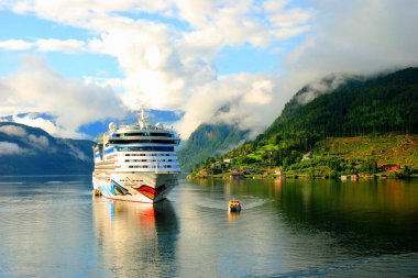 Fotoğraf Ulvik 'e bir yolcu gemisinin gelişini gösteriyor. Norveç.