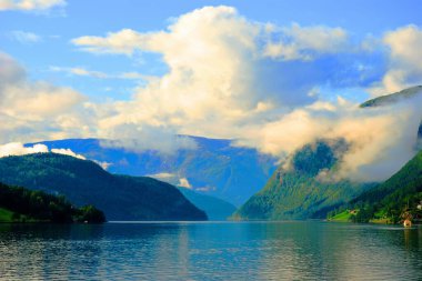 Ulvik 'te sabah. Ulvikfjord, Osafjord 'un kuzeydeki bir kolu..