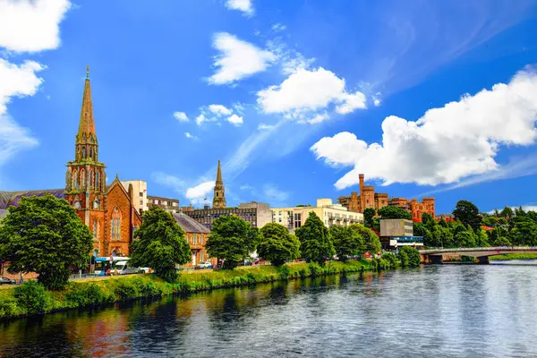 Inverness, İskoçya 'da bir şehirdir. İskoçya 'nın başkenti olarak kabul edilen İskoçya Konseyi' nin yönetim merkeziydi..