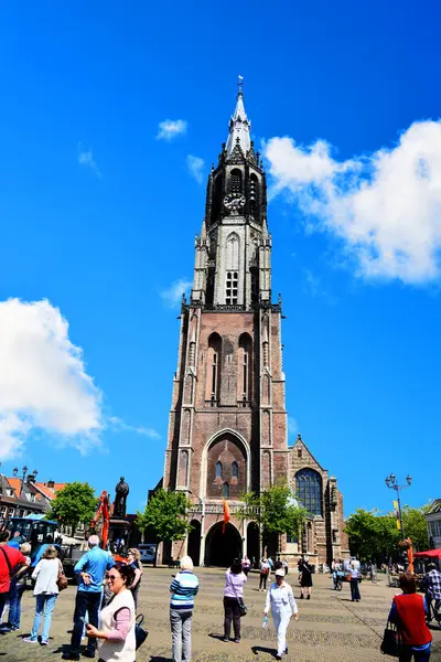 Delft, Hollanda - 24 Haziran 2024 - Fotoğraf Delft meydanında duran Nieuwe Kerk 'ü gösteriyor..