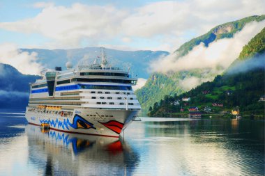 Ulvik, Norveç - 18 Ağustos 2017 - Fotoğraf Ulvik 'e bir yolcu gemisinin geldiğini gösteriyor.